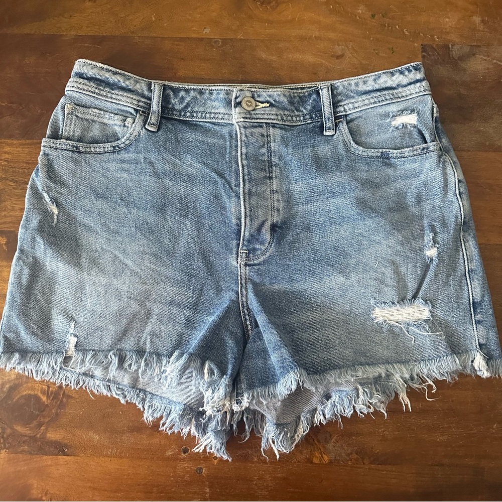 Hollister Ultra High Rise Mom Short 3”‎ Distressed Denim Women Shorts 13/31